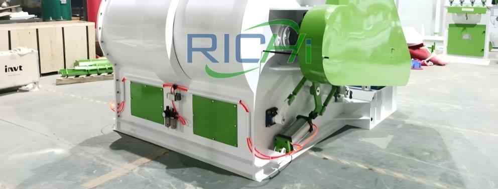 discharging system in animal feed mixer web