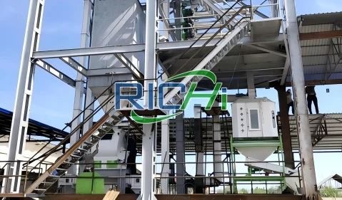 Fábrica flotante de pienso para peces de 3 TH en Kirguistán