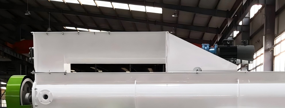forced feeding and anti-bridgeing hopper in rice husk pellet mill web