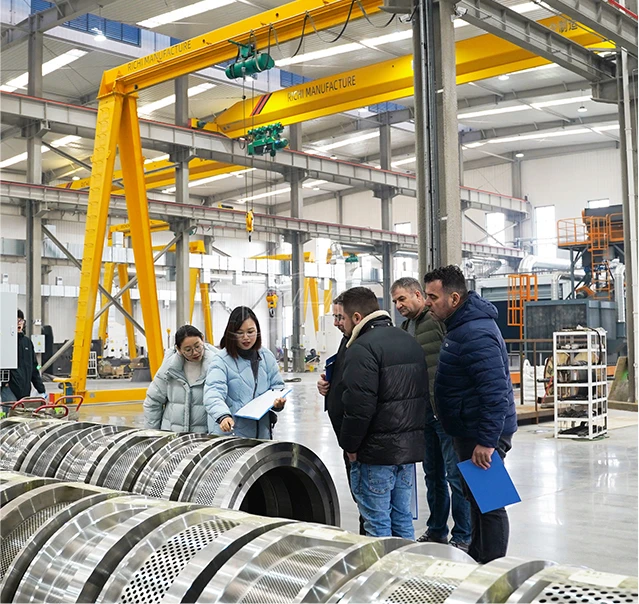 6 personas en la fábrica
