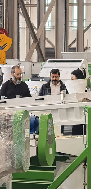 7 personas en la fábrica