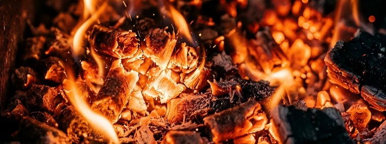 حبيبات الكتلة الحيوية مع صورة للنار في صفحة حبيبات الوقود